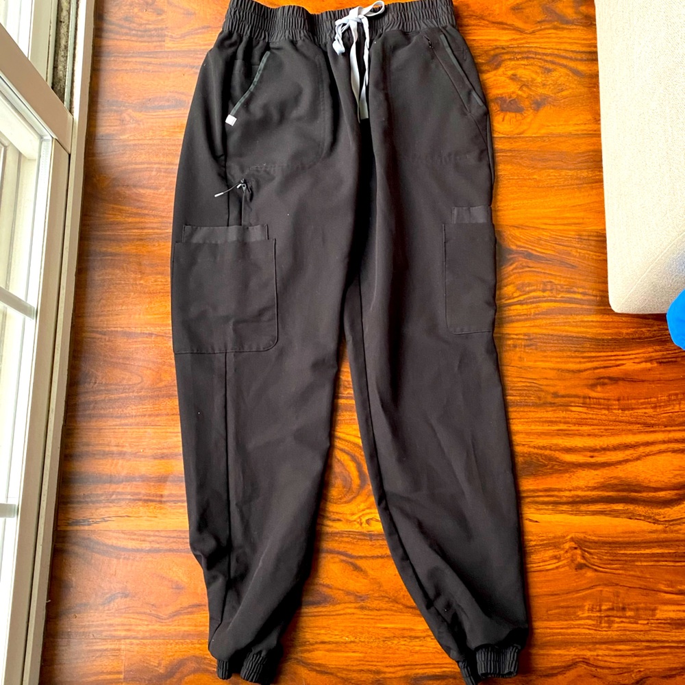 Figs womens black jogger scrub pant
